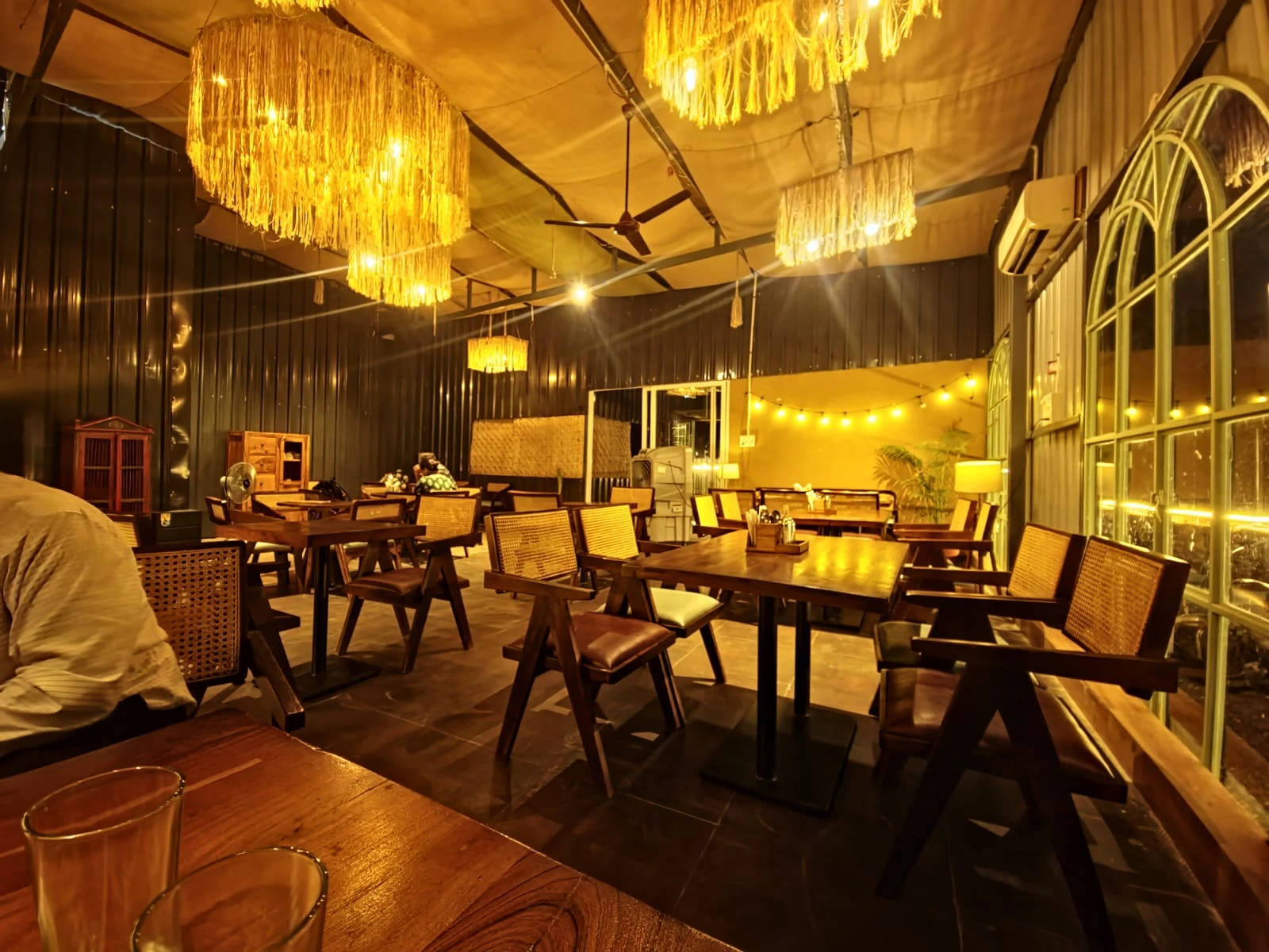Raas Acoustic Cafe & Dine